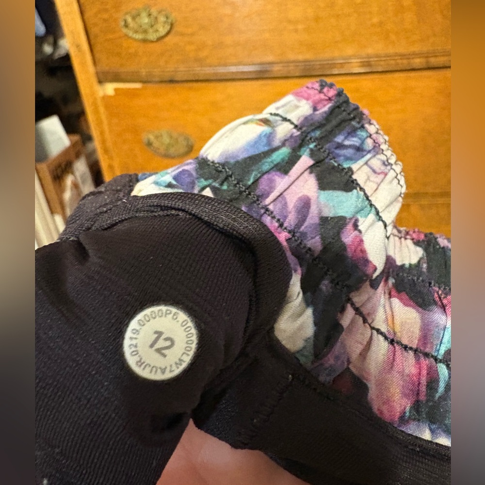 Lululemon Hotty Hot Short 2.5” Size 12 / Deep Phantom Floral - Picture 5 of 10